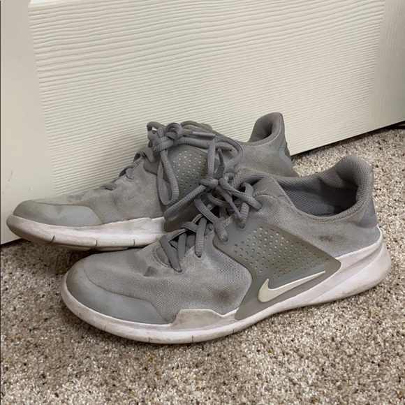 gray nike tennis shoes